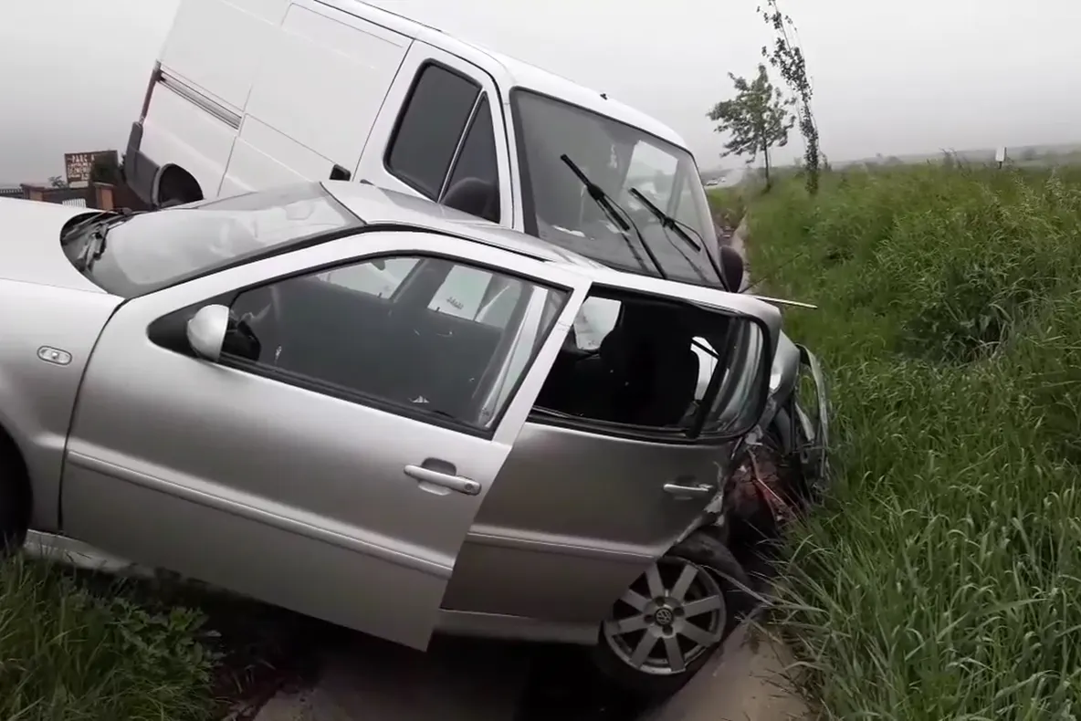 Accident cu două victime după ce un șofer s-a angajat într-o depășire neregulamentară FOTO