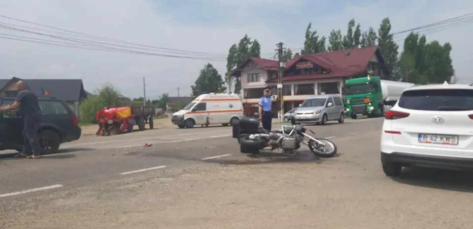 Vadu Moldovei. Motociclist accidentat de un șofer care nu a acordat prioritate FOTO