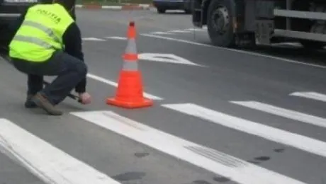 Un tânăr de 17 ani a fost lovit de o mașină pe trecerea de pietoni