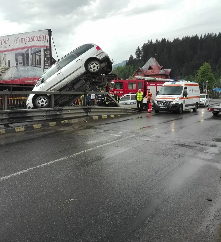 O mașină a rămas suspendată în poziție verticală pe un pod din localitatea Vama FOTO