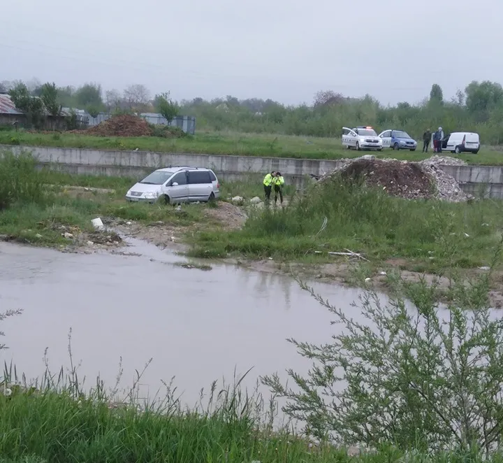 Urmărire ca-n filme la Marginea. Polițiștii au tras cinci focuri de armă după un contrabandist de țigări FOTO
