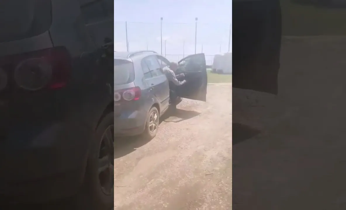 VIDEO Consilierul primarului din Moara, filmat în timp ce duce oameni cu mașina la vot