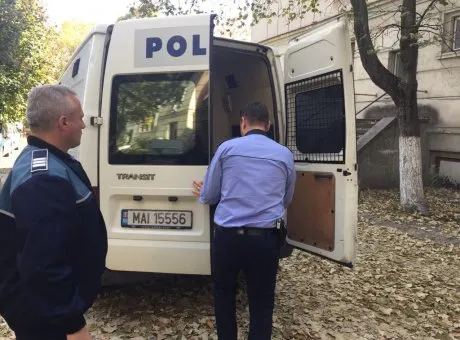 Un individ a fost reținut pentru 24 de ore după ce s-a dezbrăcat într-un bar
