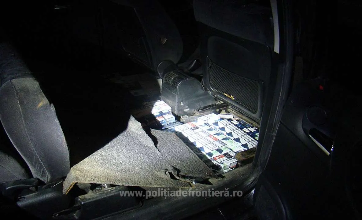 Țigări găsite ascunse în podeaua unei mașini, în Vama Siret
