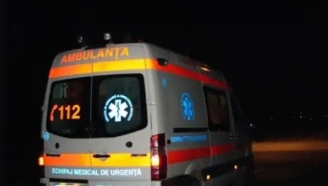 Doi tineri au fost răniți după ce mașina în care se aflau s-a izbit într-un copac