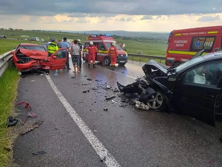 Accident cu două victime după ce un autoturism a intrat pe contrasens FOTO