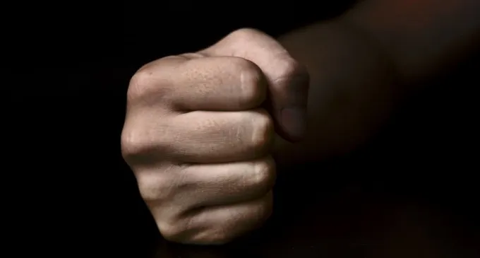 Bătaie în parcarea Mănăstirii Sucevița. Un bărbat a fost reținut