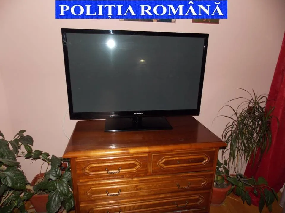 Casa unui bărbat plecat la muncă în străinătate, călcată de hoți