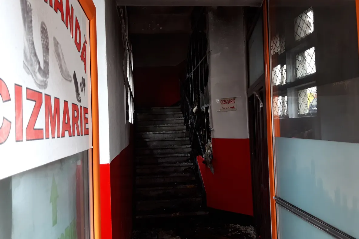 Incendiu la o cizmărie din municipiul Suceava. Un bărbat a avut nevoie de îngrijiri medicale VIDEO