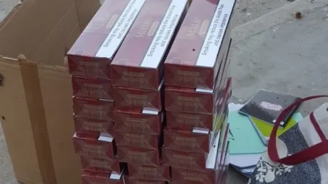 Percheziție la doi soți din Frătăuții Noi. Polițiștii au confiscat țigări și alcool de contrabandă