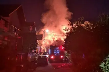 Incendiu de proporții la o gospodărie din municipiul Suceava FOTO