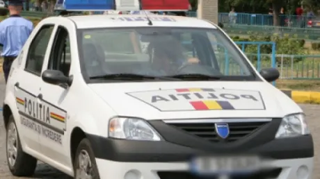 Un copil de trei ani a ieșit singur din curtea locuinței. A fost găsit de polițiști la aproximativ un kilometru distanță de casă