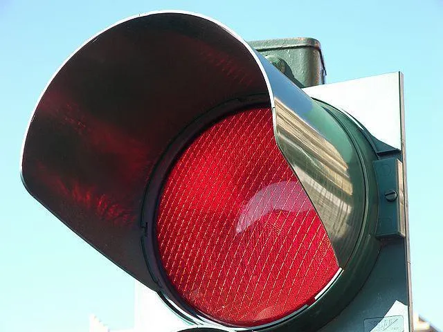 Un tânăr a fost prins băut la volan după ce a trecut pe culoarea roșie a semaforului
