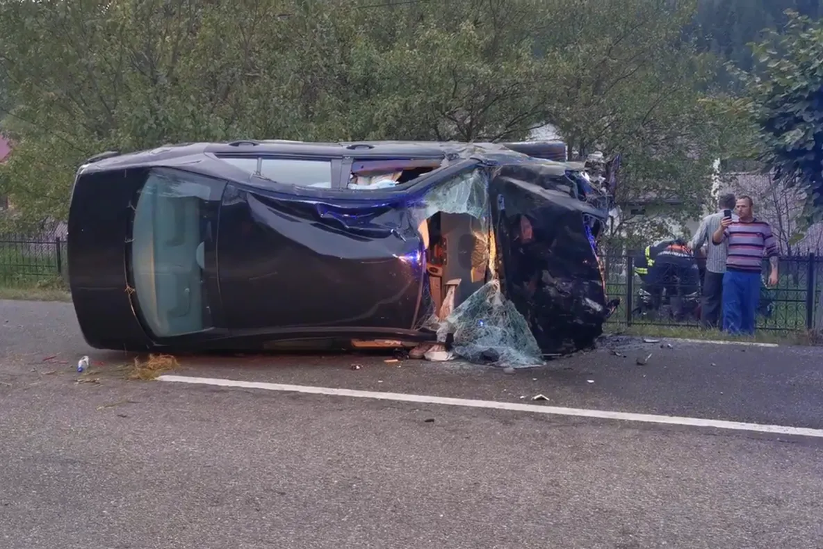 Un șofer beat s-a izbit cu mașina într-un podeț, după care s-a răsturnat VIDEO