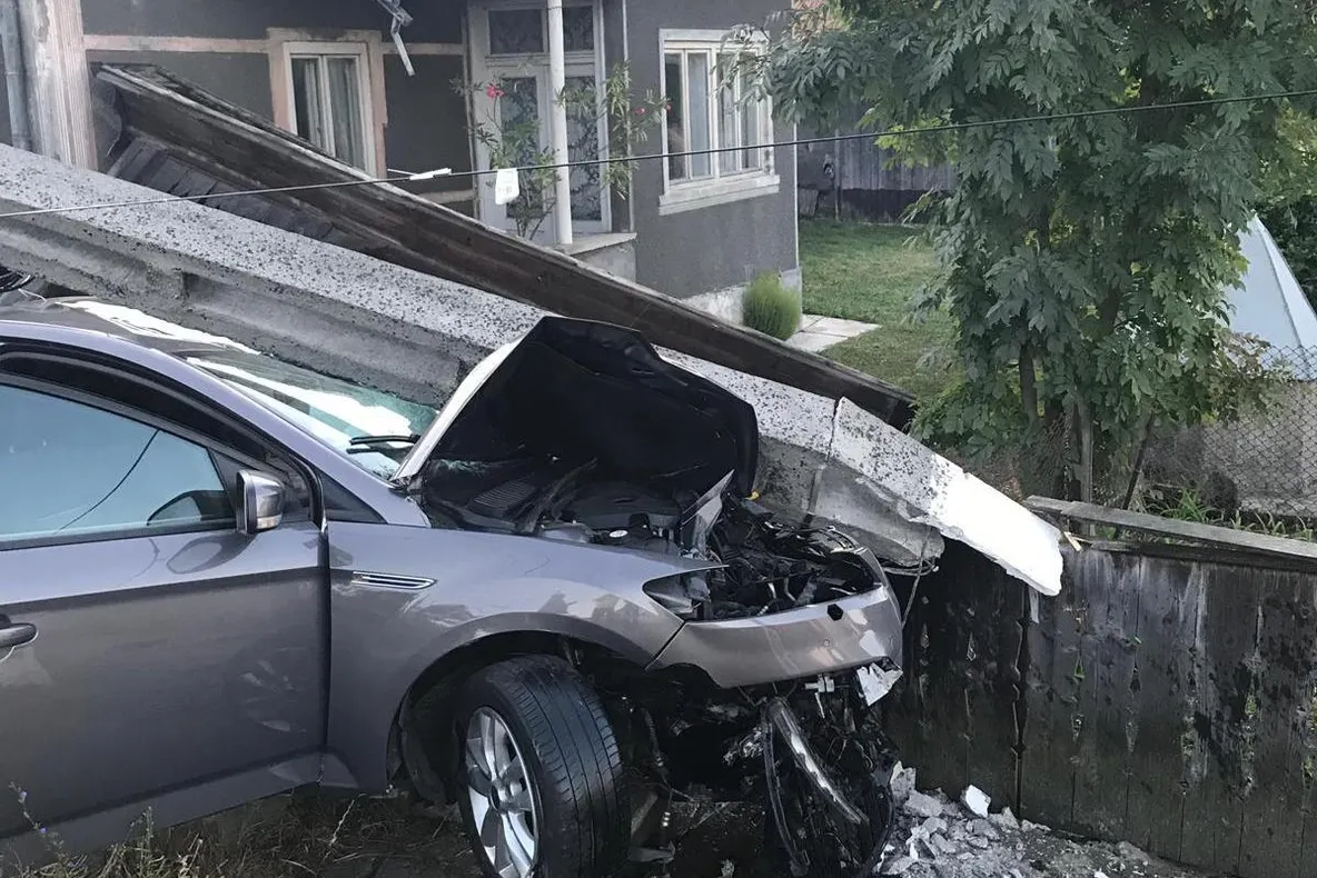 Un sucevean a distrus cu mașina un gard și a rupt un stâlp de electricitate FOTO