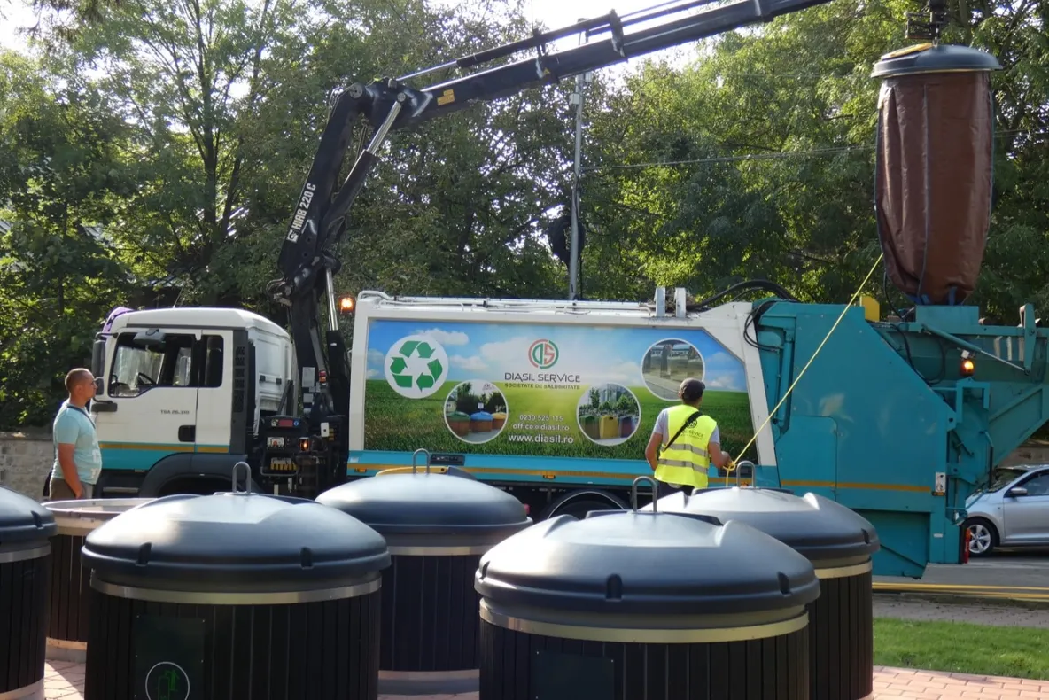 Sistemul de colectare a deşeurilor cu containere semi-îngropate, inaugurat în prezenţa oficialilor finlandezi