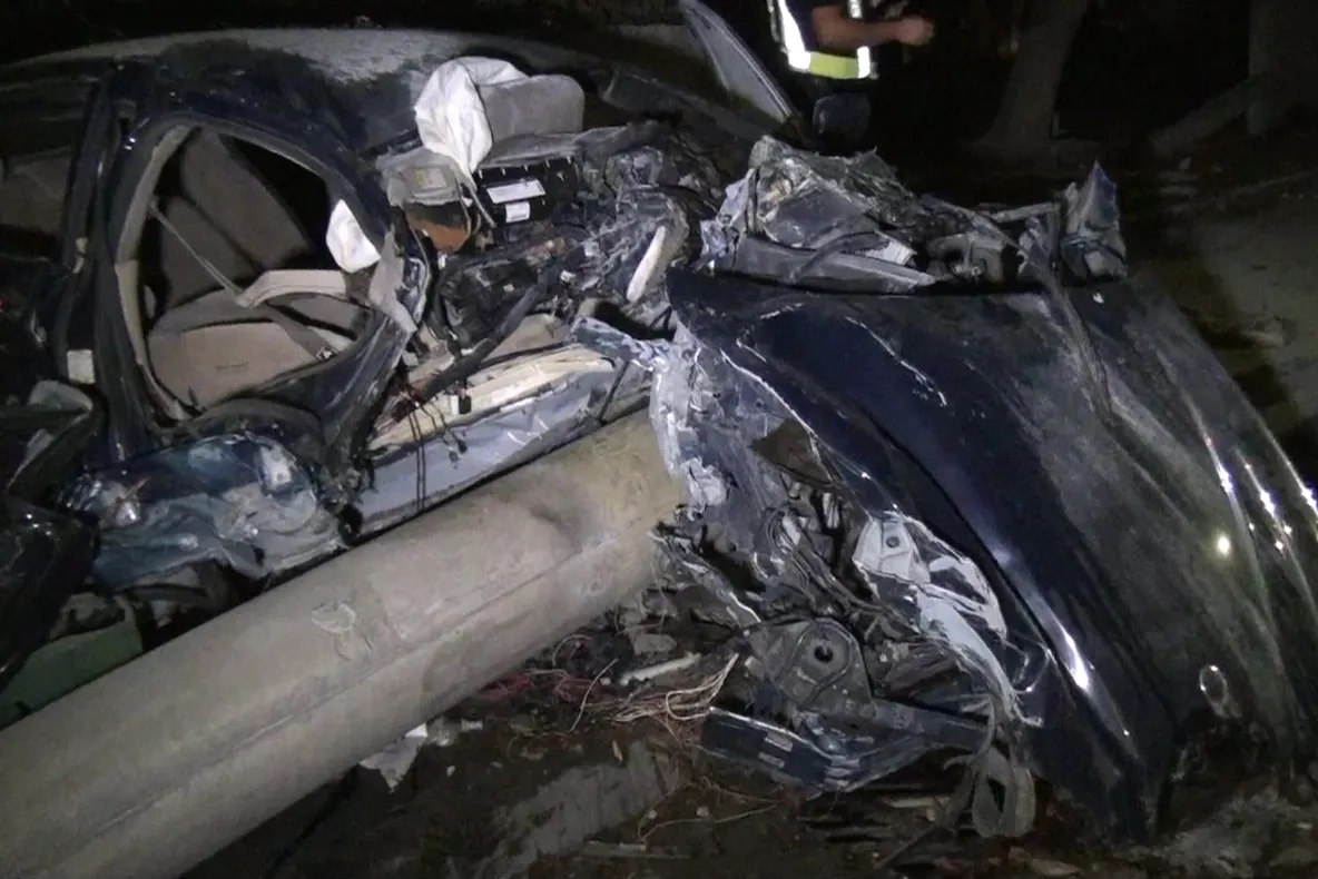Autoturism încolăcit în jurul unui stâlp, în municipiul Suceava. După accident mașina a luat foc VIDEO