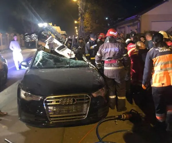 Accident grav la Rădăuți. Un tânăr a fost rănit în urma coliziunii dintre o mașină și o combină agricolă FOTO