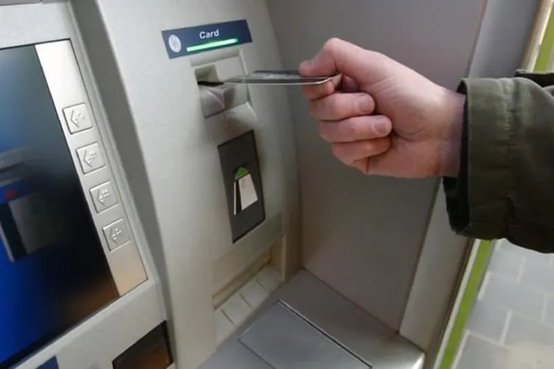Percheziții la doi suceveni bănuiți de infracțiuni informatice