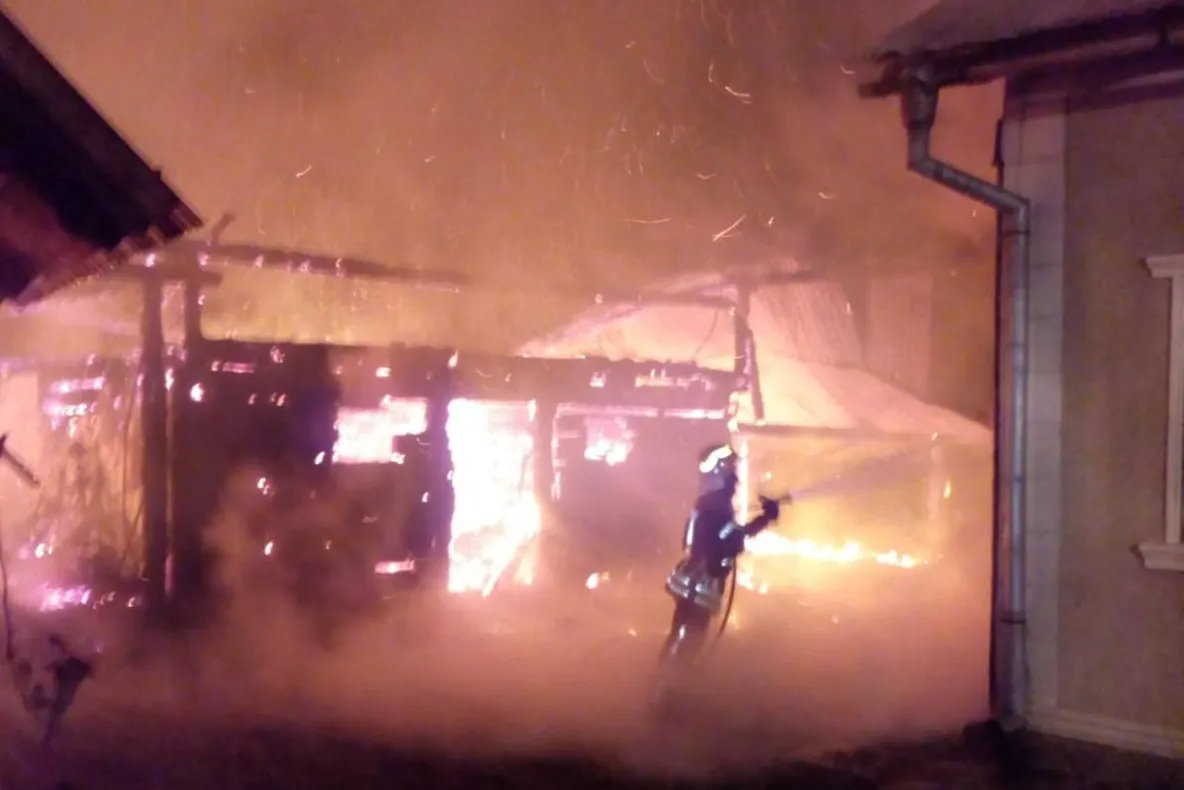 Incendiu de proporții la Vatra Moldoviței. Focul a fost pus intenționat FOTO