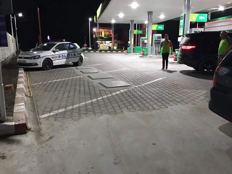 Un sucevean a rămas fără mașină în timp ce se afla într-o benzinărie din Comănești. Vezi ce a pățit