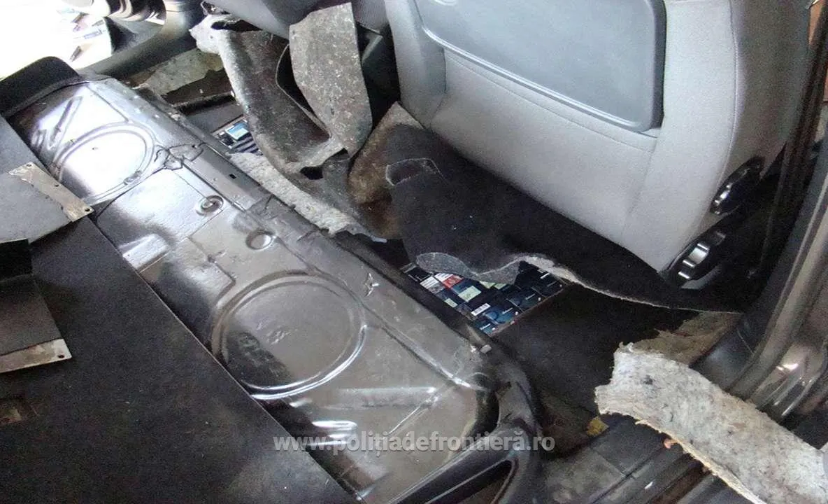 Țigări de contrabandă, descoperite în podeaua unui autoturism FOTO