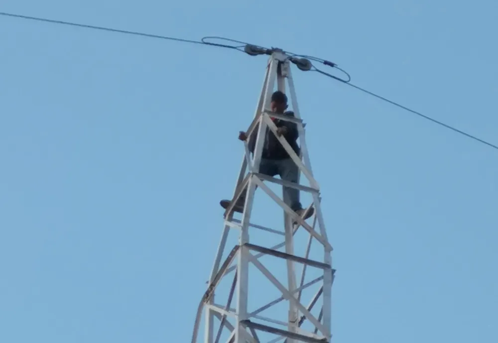 Un sucevean s-a urcat pe un stâlp de înaltă tensiune și a amenințat că să aruncă VIDEO