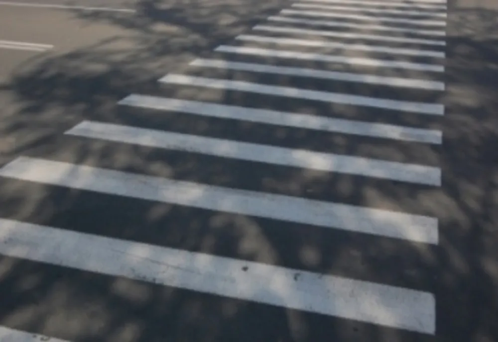 Un bărbat de 63 de ani a fost lovit de o autoutilitară pe trecerea de pietoni