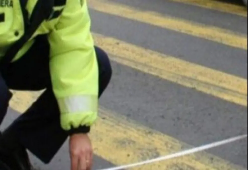 O fetiță de 12 ani a fost rănită grav de o șoferiță care a trecut pe roșu