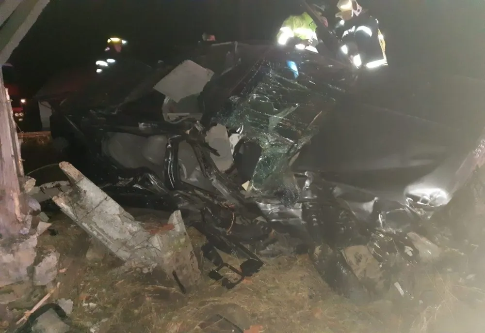 Trei persoane rănite, din care una încarcerată, după ce au intrat cu mașina într-un stâlp FOTO
