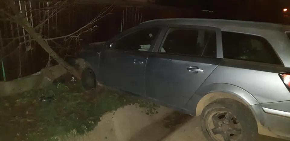 Două persoane au fost rănite după ce mașina în care se aflau s-a izbit în gardul unui imobil FOTO