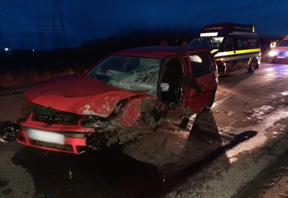 Coliziune între două autoturisme. O persoană a fost rănită FOTO