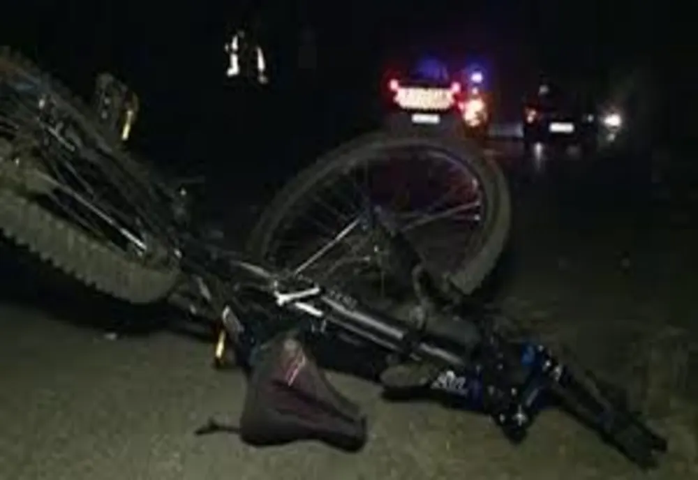 Adolescent pe bicicletă acroșat de o mașină condusă de un șofer beat