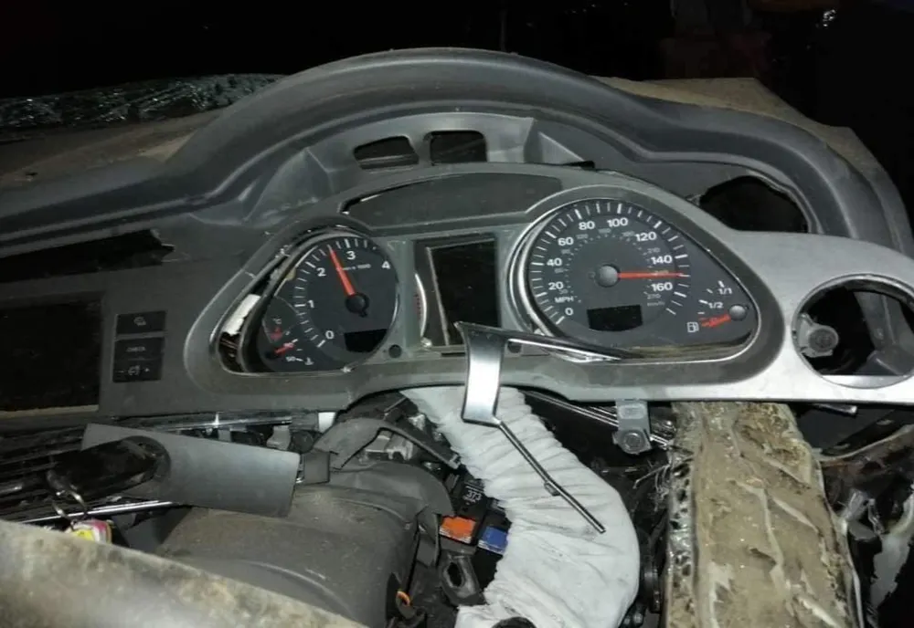 Un tânăr din Vicovu de Jos și-a pierdut viața după ce a intrat cu mașina într-un copac. Acul kilometrajului s-a oprit la peste 200 km la oră FOTO