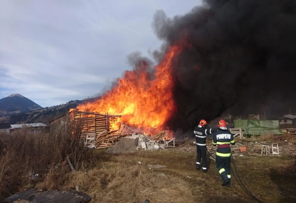 Incendiu la o magazie de materiale din Vatra Dornei FOTO