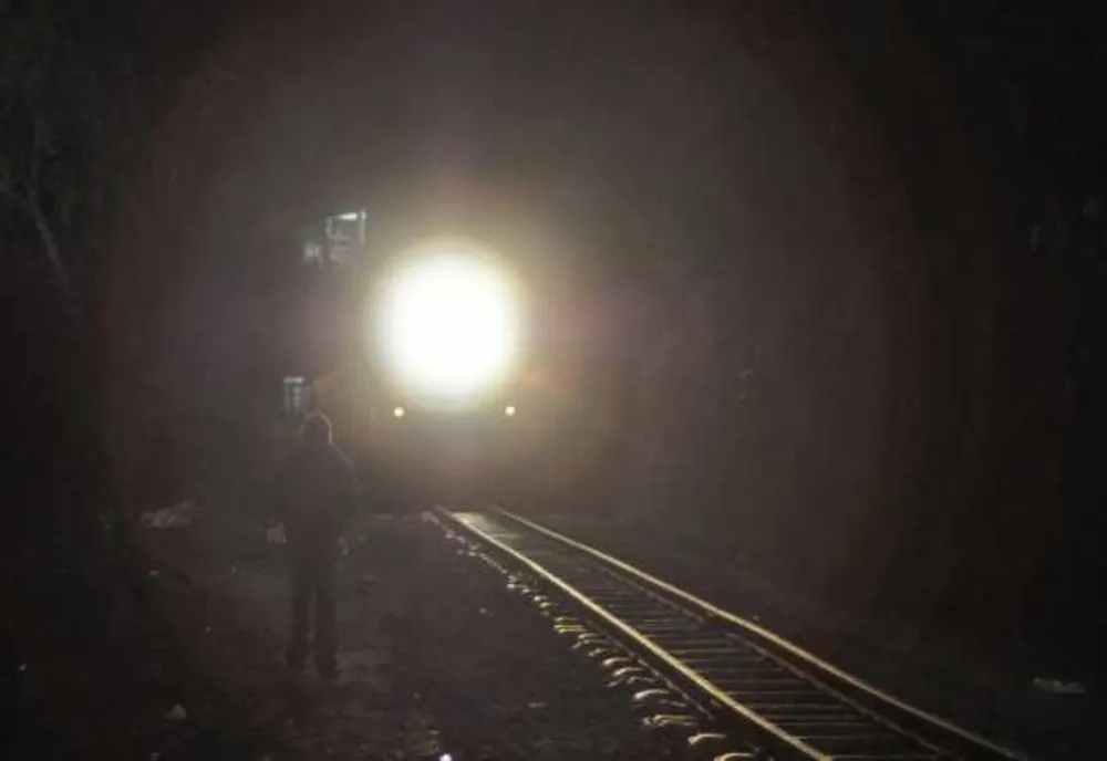 Suceava. Trafic blocat pe DN 17 după ce un tren de marfă s-a defectat la o trecere la nivel cu calea ferată
