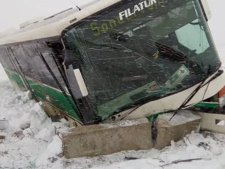 Un autobuz cu opt persoane a intrat într-un cap de pod, la Corocăiești