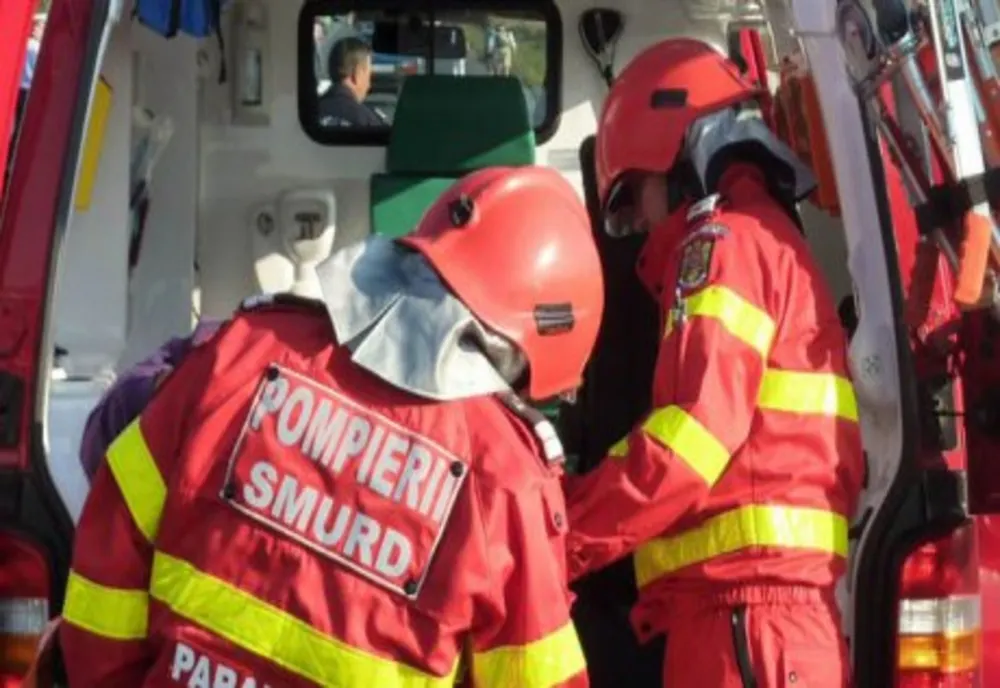Coliziune între un microbuz și un autoturism. O persoană a rămas încarcerată