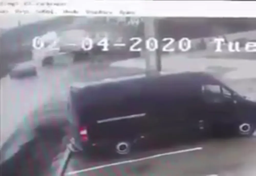 Momentul în care un tir derapează și izbește în plin un autoturism, la Cumpărătura VIDEO
