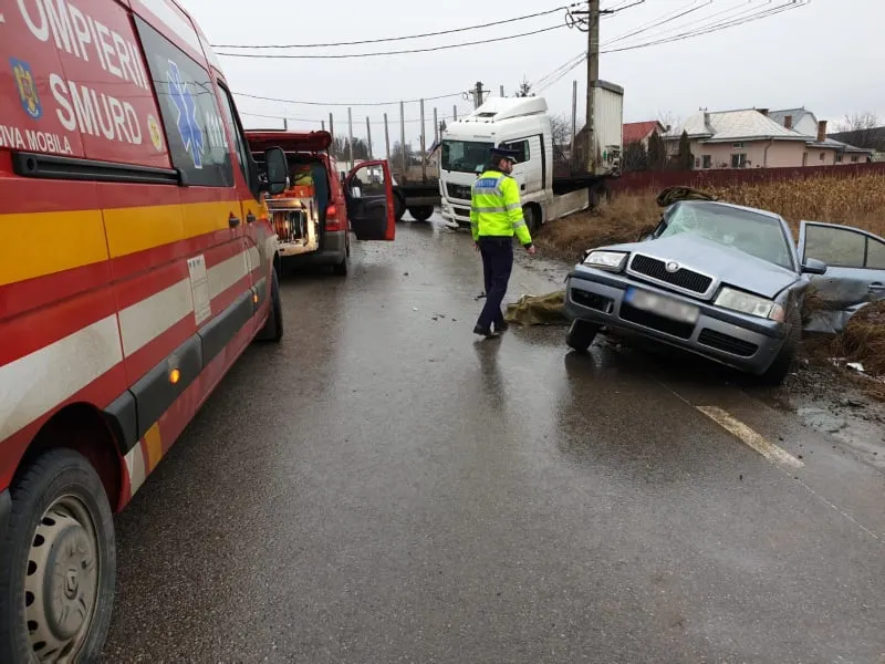 Accident rutier cu trei victime pe raza localității Cumpărătura. O persoană a rămas încarcerată FOTO
