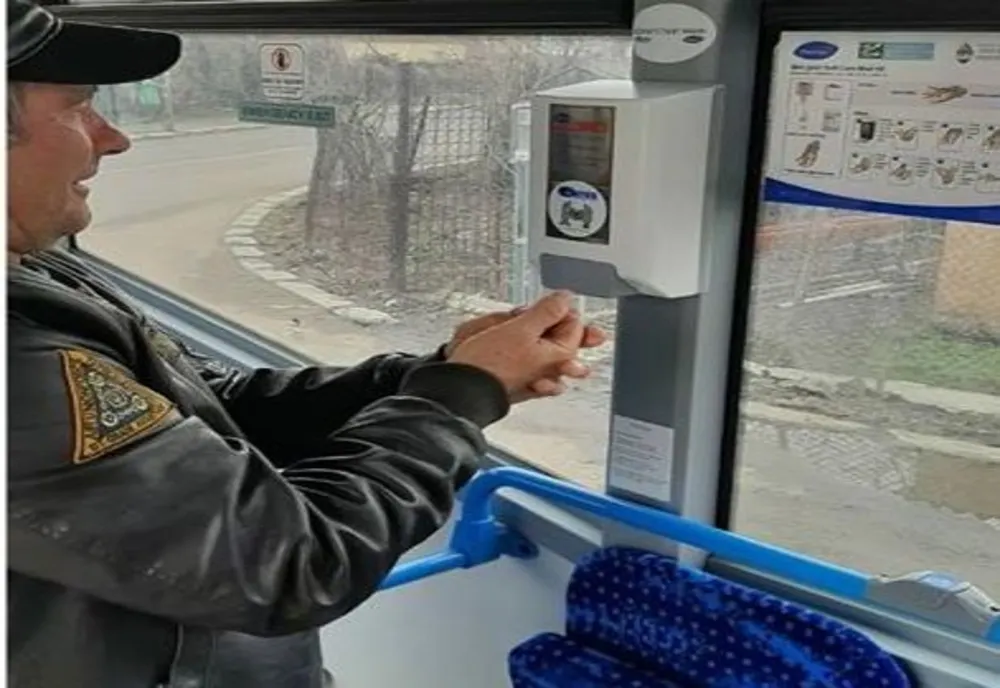 Dozatoare cu dezinfectant, instalate în mijloacele de transport în comun din Suceava FOTO
