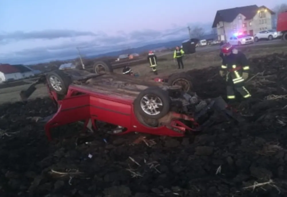 Accident grav la Arbore. Două victime, dintre care una încarcerată, după ce mașina în care se aflau s-a răsturnat FOTO