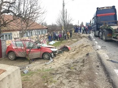 Coliziune între un tir și un autoturism. Un bărbat și-a pierdut viața și alte trei persoane au fost rănite FOTO