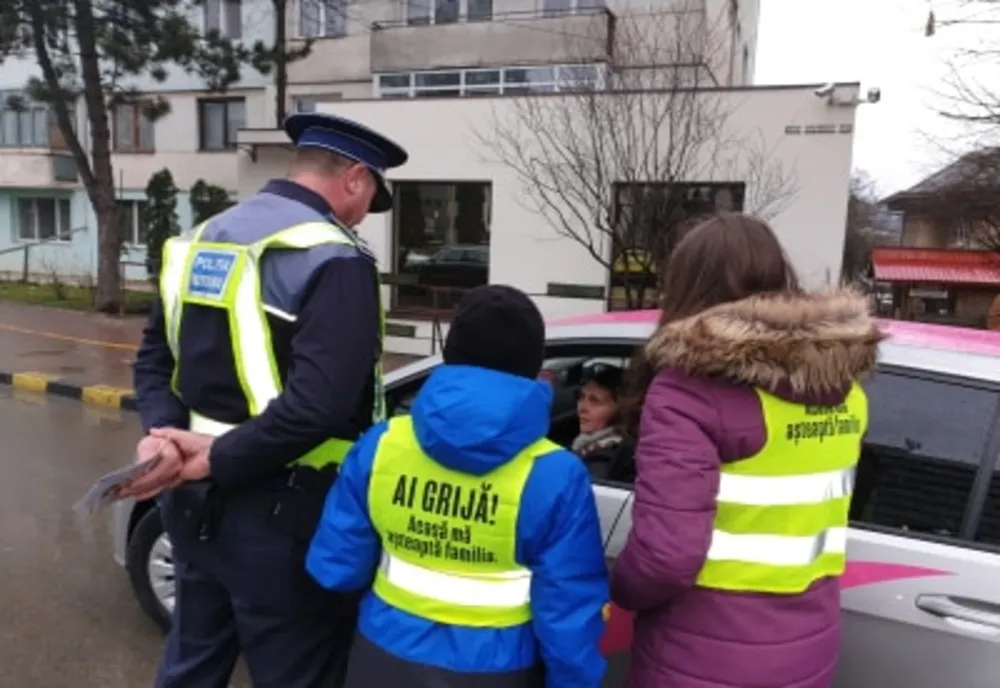 Flori și mărțișoare oferite de polițiștii suceveni împreună cu voluntari VIDEO