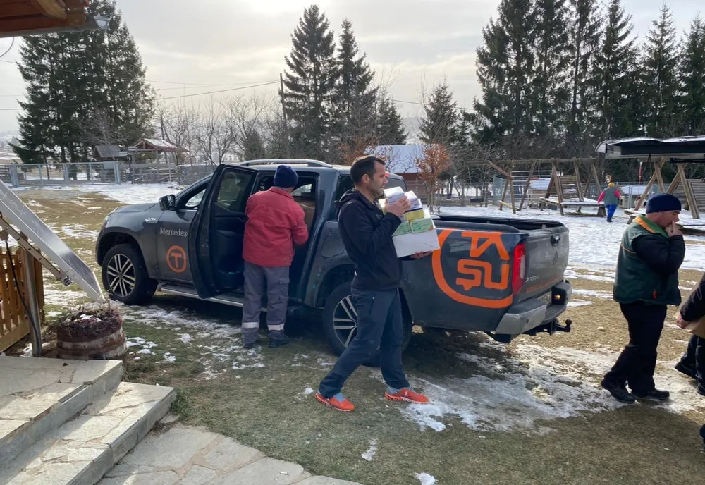 Tibi Ușeriu și voluntarii Tășuleasa Social au dus echipamente de protecție Spitalului Municipal din Rădăuți și Spitalului de Pneumologie Cluj