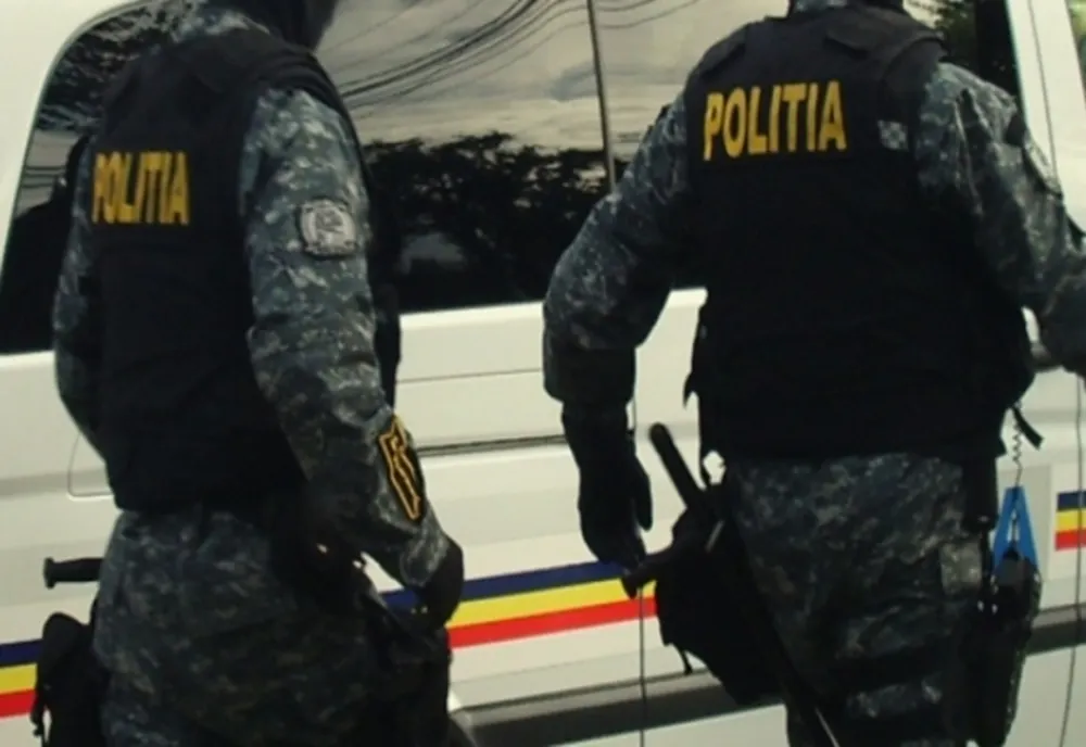 Doi frați aflați în izolare la domiciliu, suspectați că ar fi incendiat autoturismul polițistului de la Vatra Moldoviței
