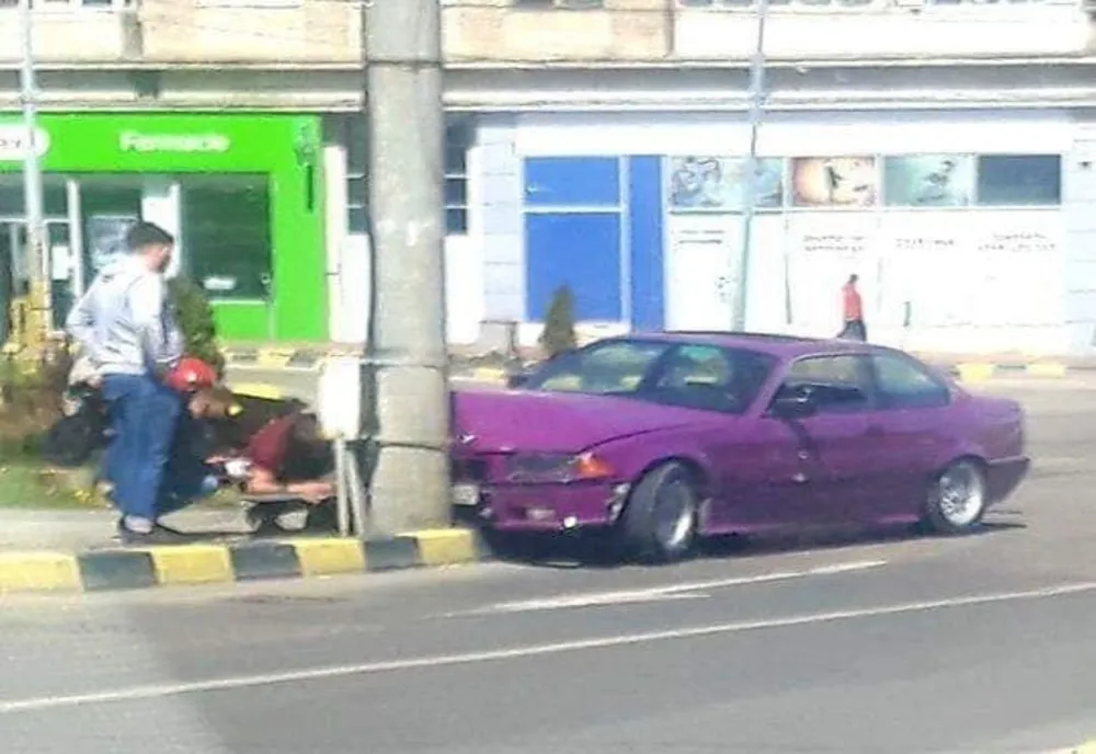 Accident  în municipiul Suceava. Un tânăr s-a oprit cu mașina într-un stâlp FOTO