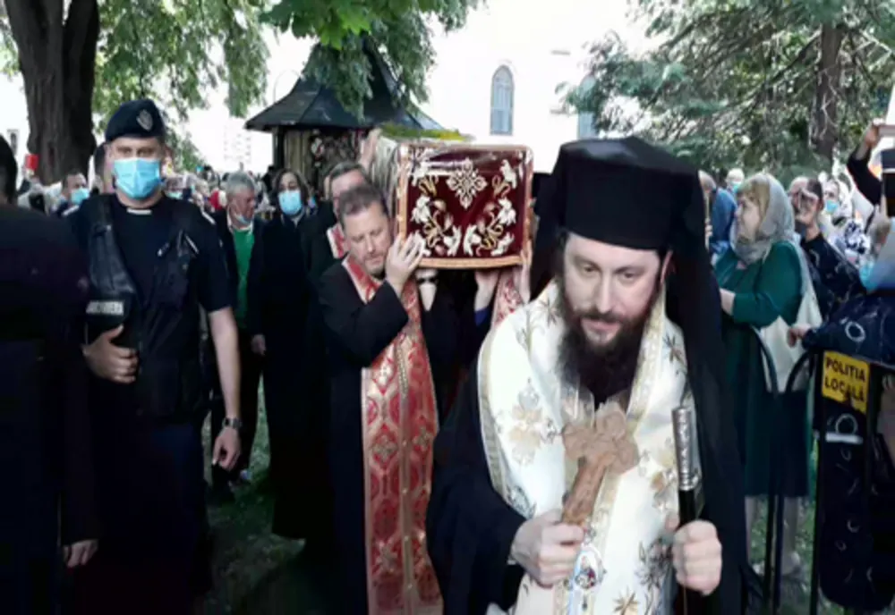 Mii de credincioși au venit la racla cu moaștele Sf. Ioan cel Nou de la Suceava VIDEO