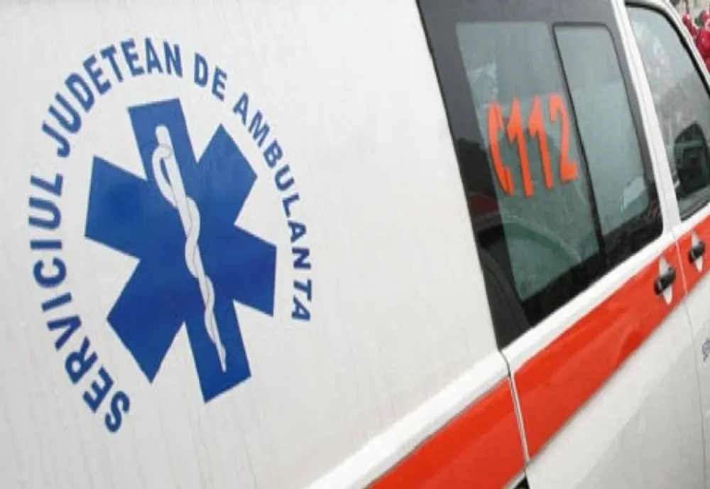 O șoferiță a acroșat o adolescentă, după ce a intrat cu mașina într-un cap de pod