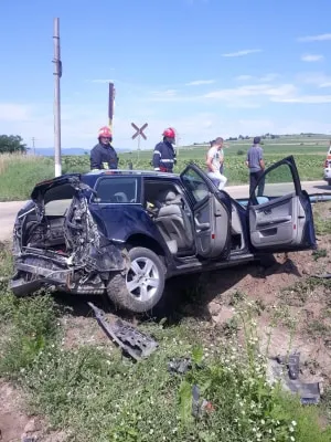 Autoturism lovit de trenul Suceava Cacica FOTO